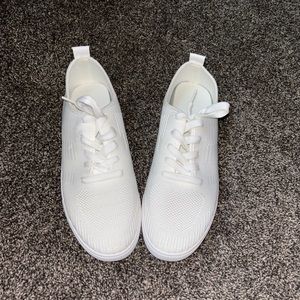 Women's Solid Color Flying Woven Sneakers.